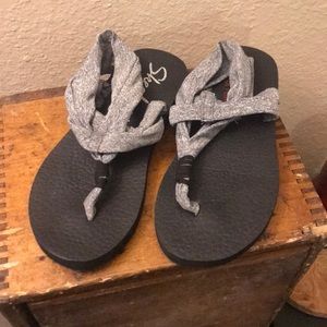 Skechers flip flops